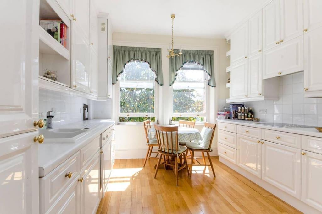 Large 3 Bed Flat In Wimbledon Apartament *