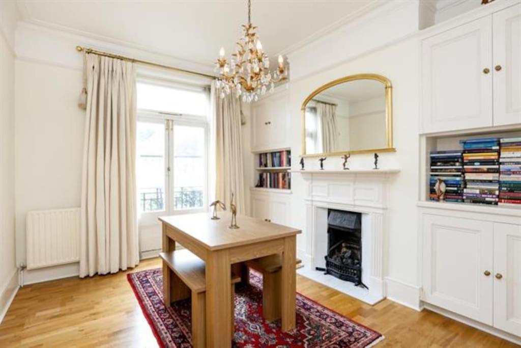 Large 3 Bed Flat In Wimbledon * Londra