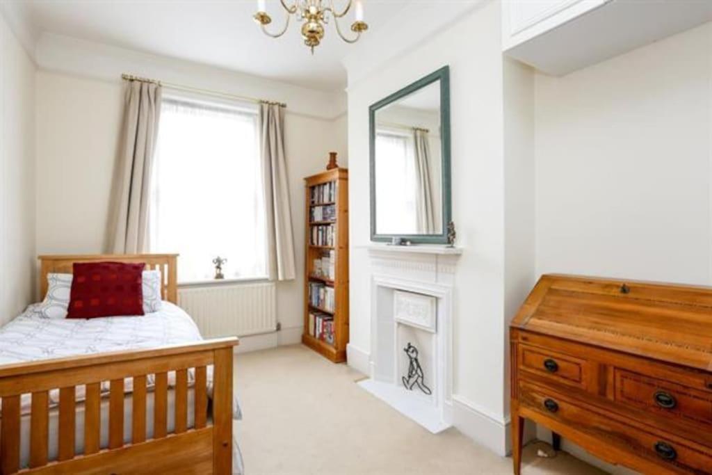 Large 3 Bed Flat In Wimbledon * Londra